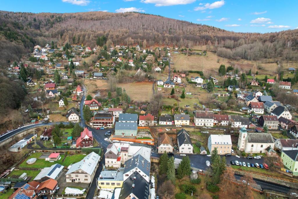 Mikulov a okolní kopce z dronu